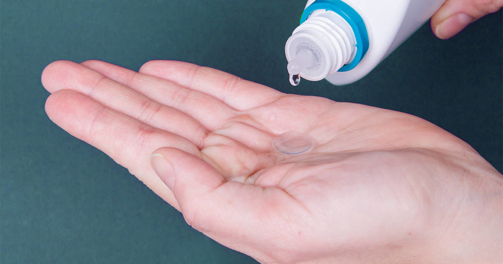 How to take care of your contact lens