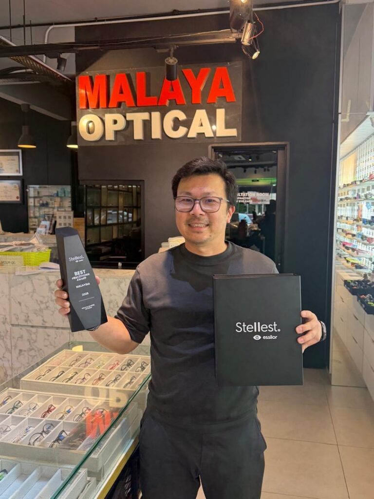 Malaya Optical Awarded Best Stellest Lens Practice in Malaysia (2)