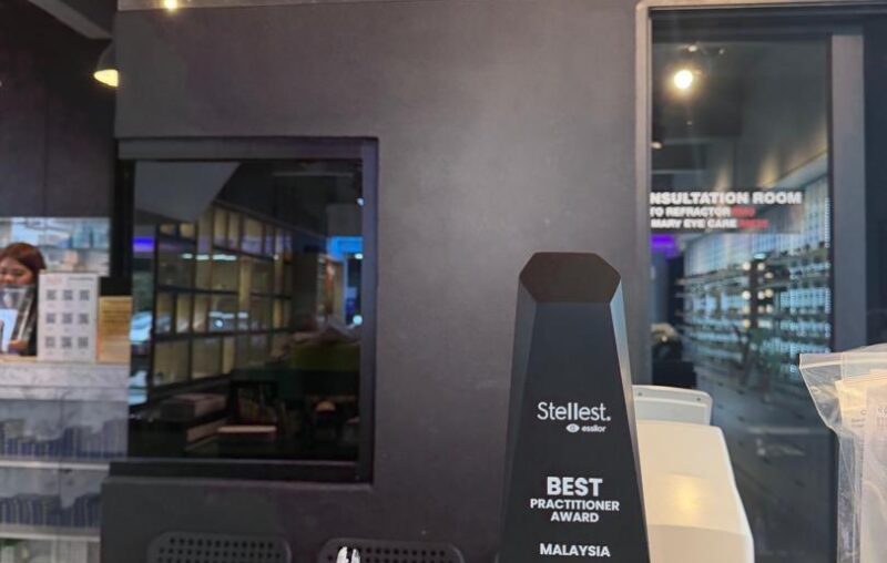 Malaya Optical Awarded Best Stellest Lens Practice in Malaysia (2)